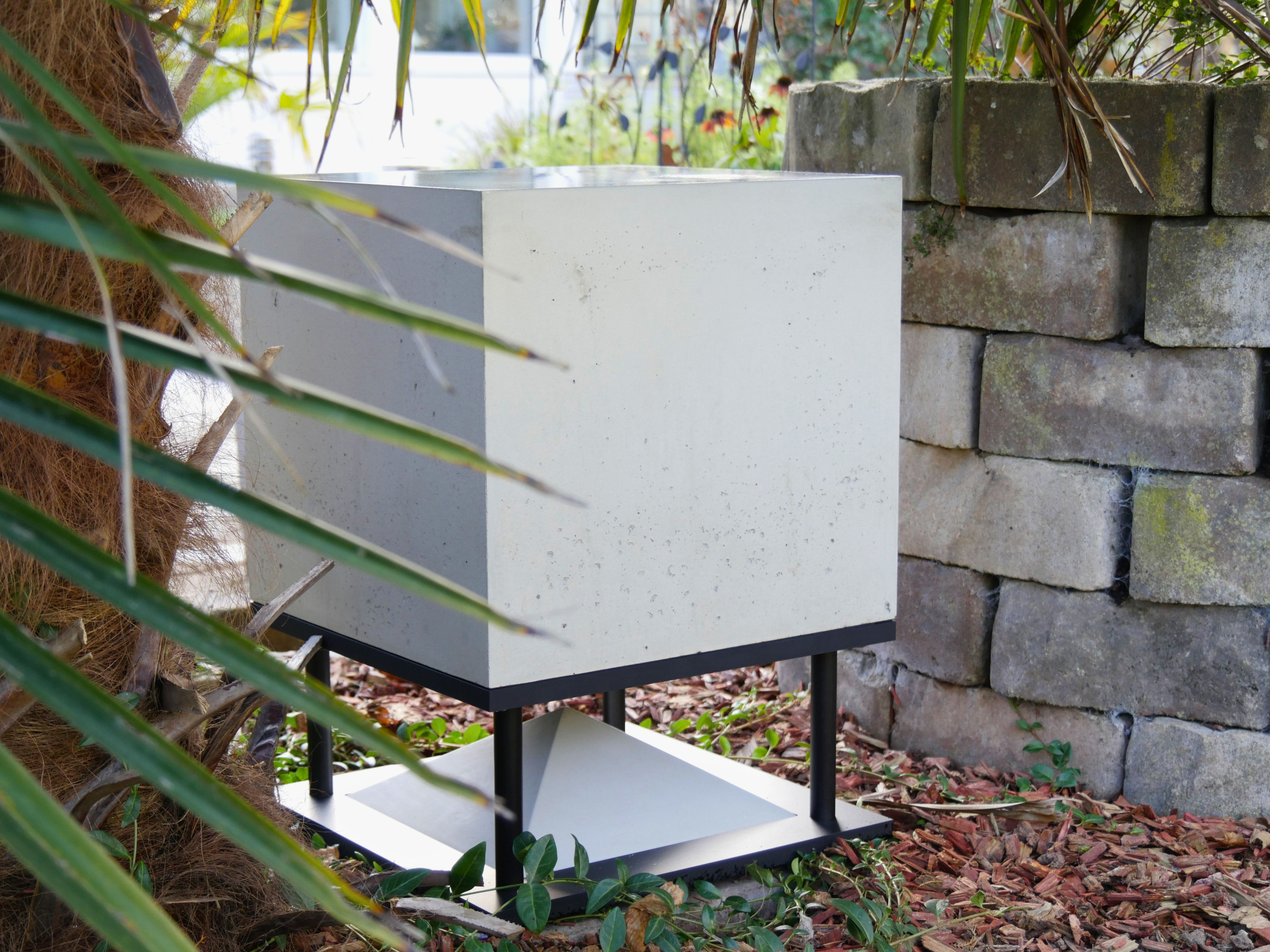 Auditorium Stepaton Pyramid Ultra Outdoor Speaker mit schwarzem Alu-Gestell 216626 - 1