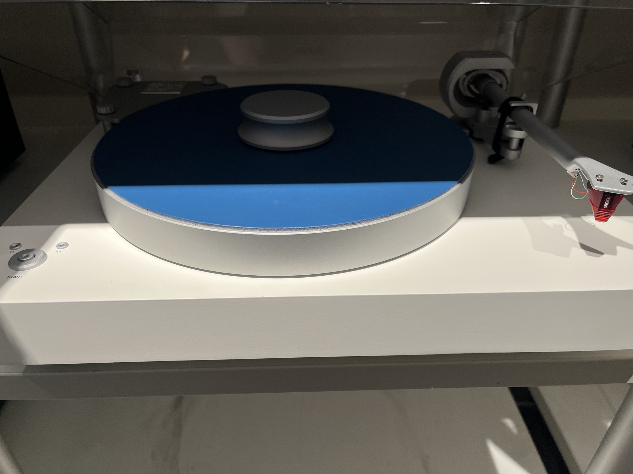 Auditorium Pro-Ject ATR Celebration 40 Gebraucht weiß / Ortofon 2M Red 216731 - 1