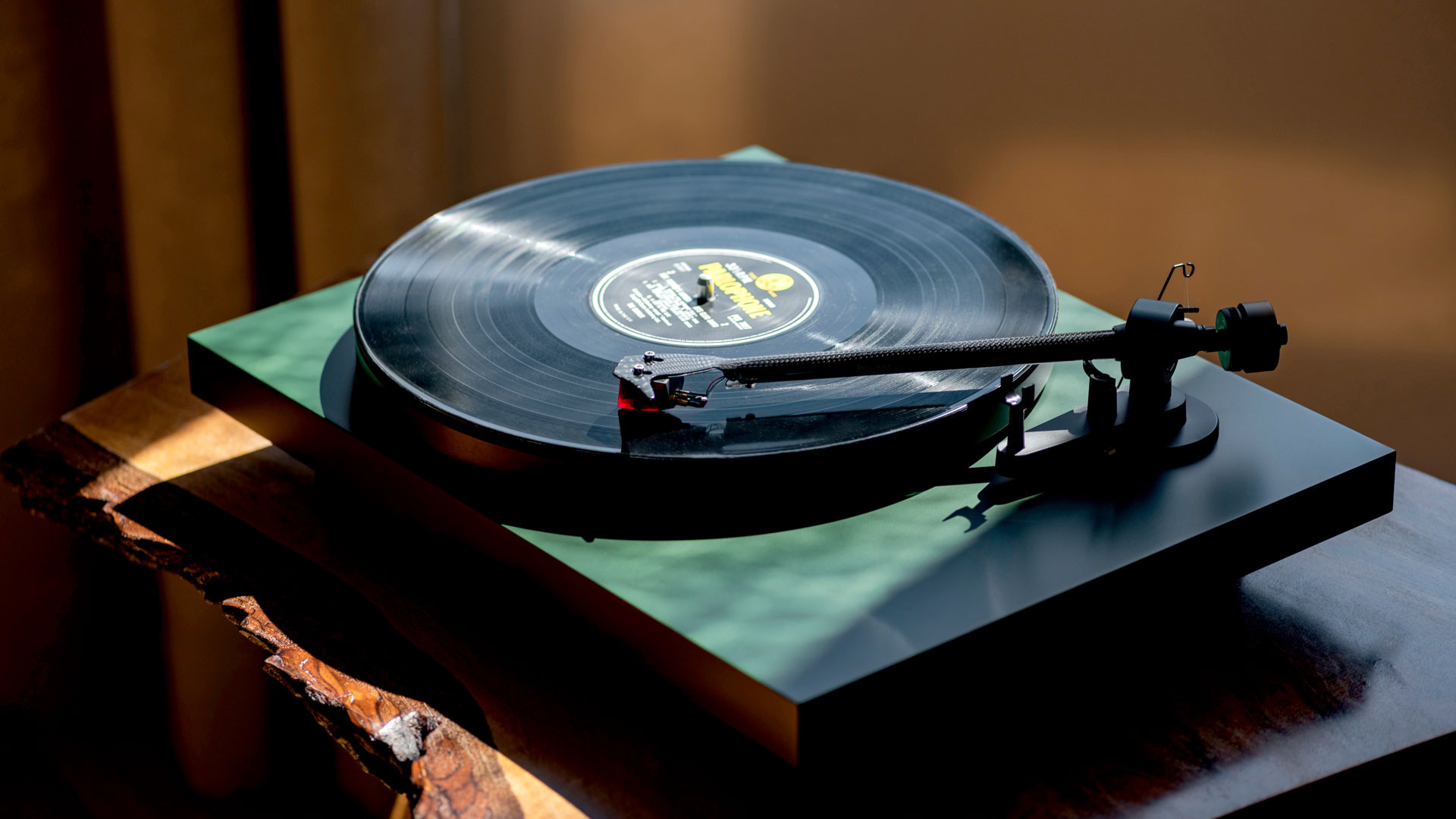 Auditorium Pro-Ject Debut Carbon Evo mit Ortofon 2M Red Tonarm 289525 - 3
