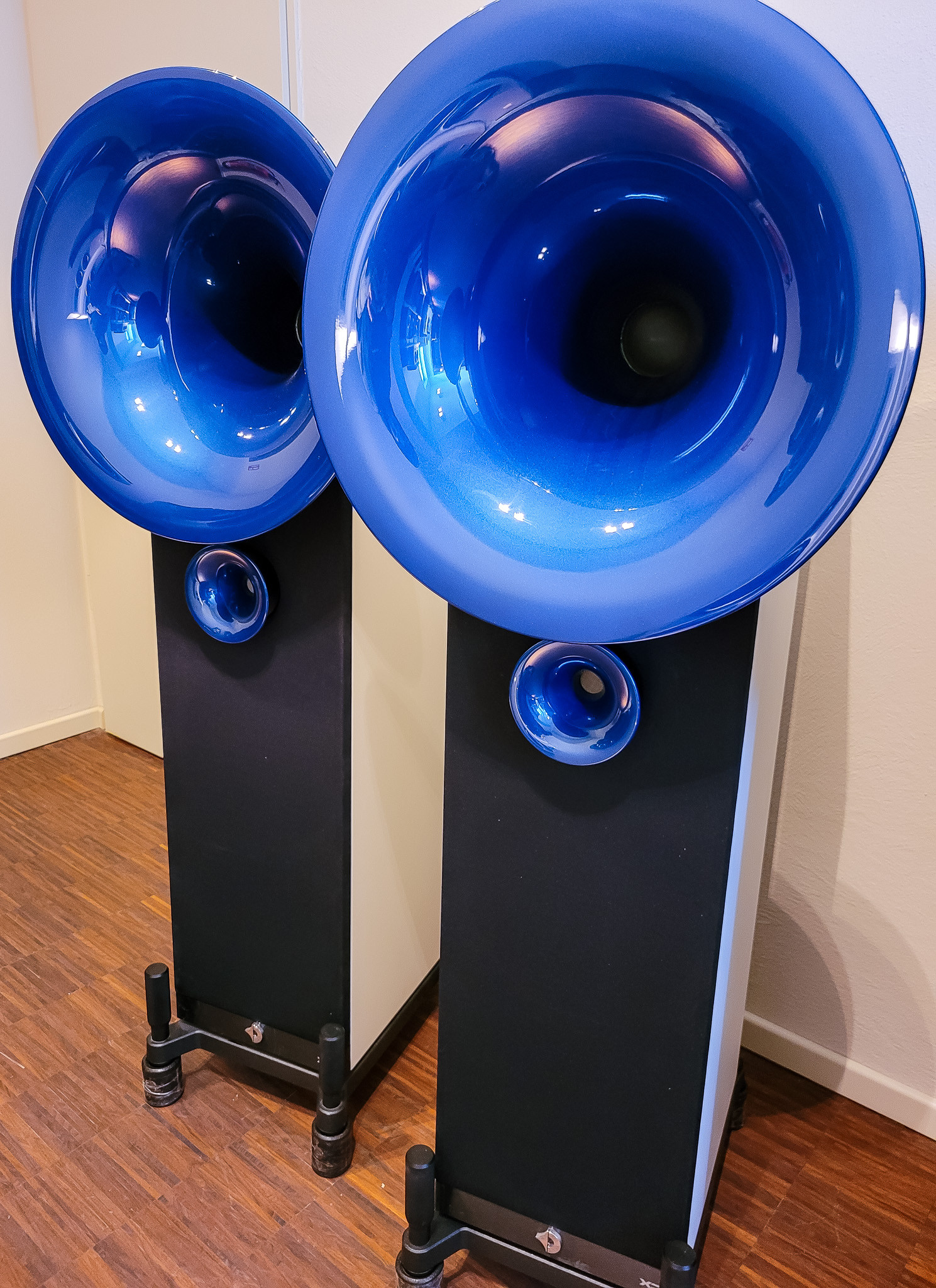 Auditorium Avantgarde-Acoustic Uno XD Teilaktives Hornsystem weiß-blau 282615 - 1