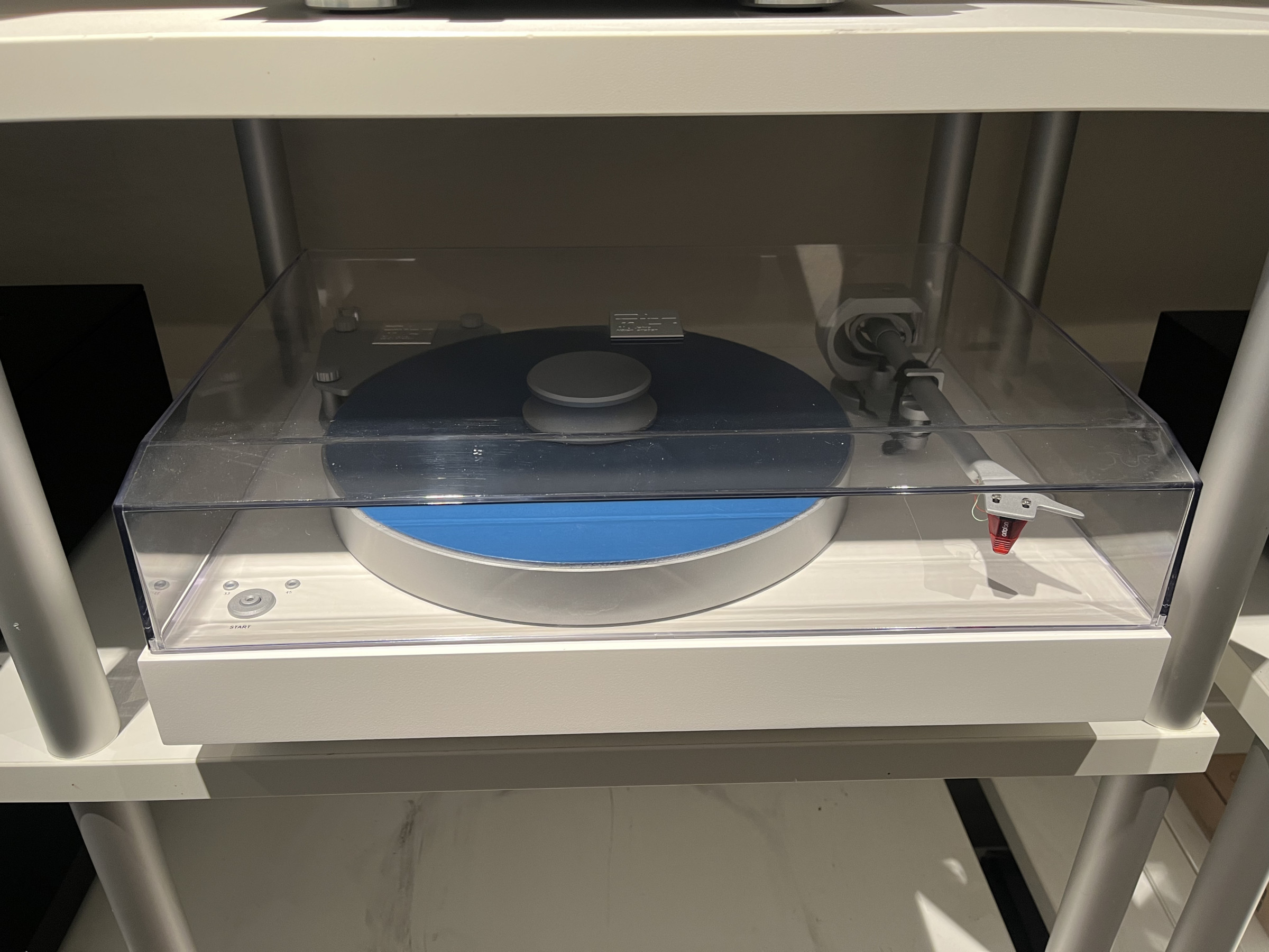 Auditorium Pro-Ject ATR Celebration 40 Gebraucht weiß / Ortofon 2M Red 216731 - 2