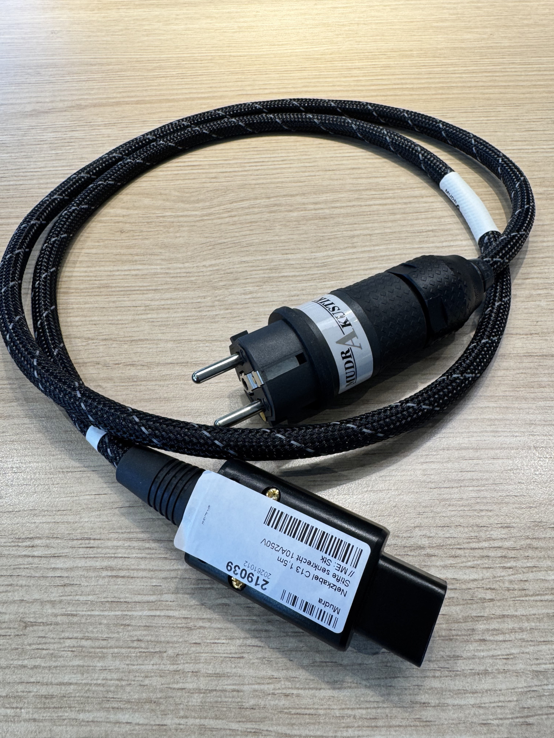 Auditorium Mudra Netzkabel C13 1,5m Stifte senkrecht 10A/250V 219039 - 2