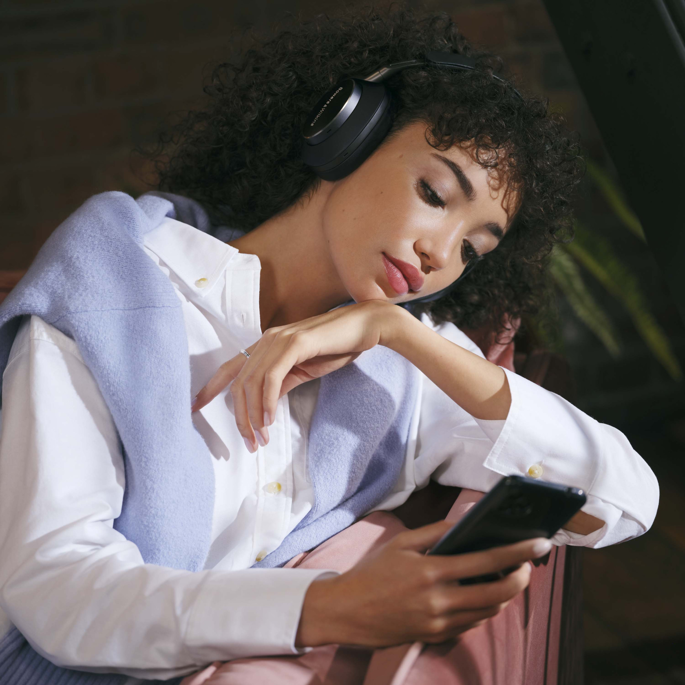 Auditorium Bowers & Wilkins PX8 Over-Ear Kopfhörer 295397 - 10 Auditorium Bowers & Wilkins PX8 Over-Ear Kopfhörer 295397 - 10